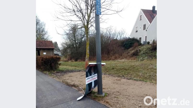 Ein abgerissenes Wahlplakat in Kirchenthumbach. Bild: jma