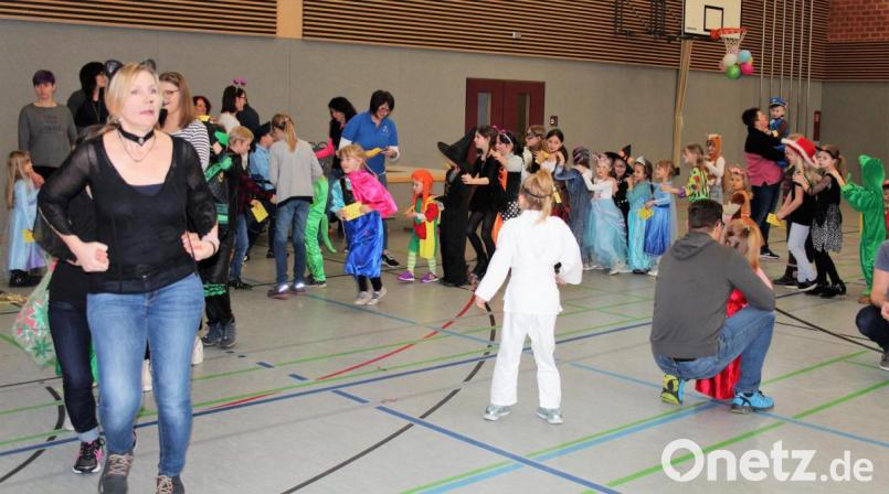 Eröffnet wurde das bunte Faschingstreiben mit der großen Polonäse, die durch die gesamte Halle führte Bild: stg