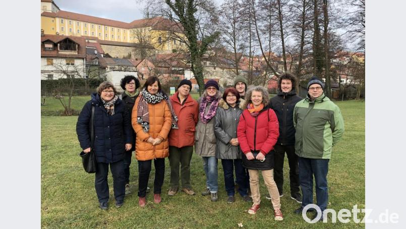 Der Ortsverband der Grünen besucht das alte Stadtbad und diskutiert darüber, wie die Stadt noch lebenswerter gestaltet werden kann. Bild: bmr