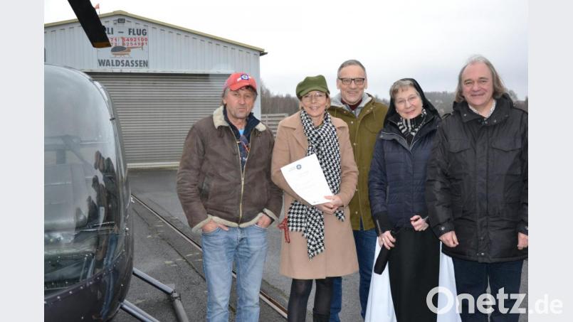 Pilot Bernhard Döllinger zusammen mit Dr. Brigit Kastner, Bürgermeister Bernd Sommer, Äbtissin Laetitia Fech und dem Projektkoordinator vor Ort, Harald Hertel, (von links) vor dem Start zum Rundflug über die Klosterlandschaft. Bild: pz
