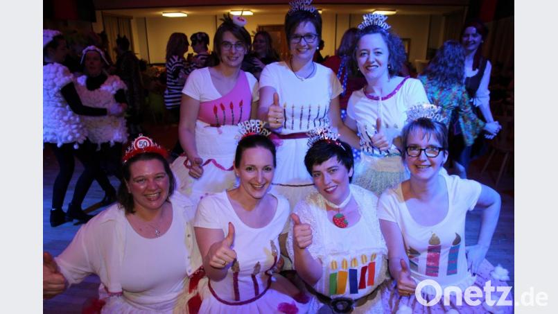 Sieben Geburtstagstorten gratulierten dem Faschingsverein &quot;Rosamunde&quot; zu seinem 50. Geburtstag. Bild: kro