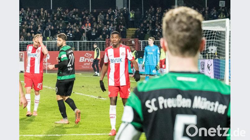 Leroy Kwadwo (M.) von den Würzburger Kickers war rassistisch beleidigt worden. Foto: Carsten Pöhler/dpa Bild: Carsten Pöhler