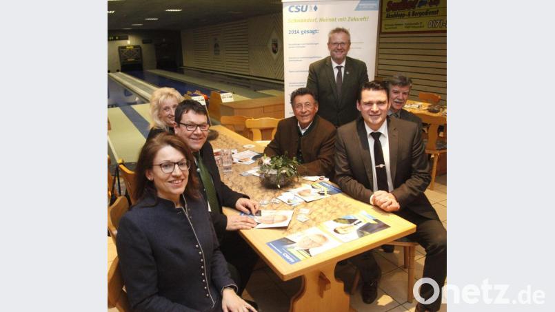 Die CSU eröffnete am Sonntag im Keglerheim des ASV Fronberg den Wahlkampf für die Kreistagswahlen. Landrat Thomas Ebeling (rechts) erläuterte das Programm. Bild: Hirsch