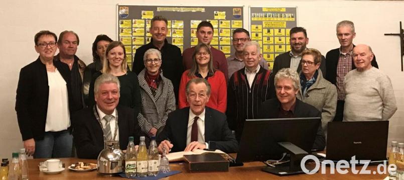 „Demokratie ist auch der Umgang miteinander“ so der frühere Vizekanzler, Bundesminister und SPD Bundesvorsitzende Franz Müntefering (sitzend Bildmitte) bei seinem Besuch im Flosser Rathaus. Müntefering forderte auch die Solidarität der Menschen bei seinem Eintrag in das „Goldene Buch“ des Marktes Floß. Bürgermeister Günter Stich (sitzend links) und SPD Bürgermeisterkandidaten Robert Lindner (sitzend rechts) dankte der Gast für diese so wörtliche Auszeichnung. Bild: mef