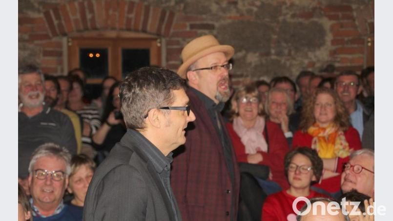 Keine Scheu vor dem Publikum haben Hubert Treml (mit Hut) und Franz Schuier. Der Saal im Schafferhof ist am Valentinsabend g&#039;steckt voll. Bild: Schönberger, Ferdinand [fsb]