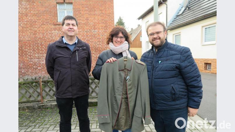 Arno Stahl (links), Festleiter und Sprecher des Organisationsteams, und Hans Walter (rechts), zuständig für die Werbung und Öffentlichkeitsarbeit, freuen sich über die Kleiderspende von Luitgard Witt. Bild: soj