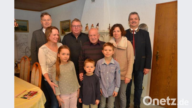 Hans Oppelt ist nach wie vor ein Gipfelstürmer. Nichts hält ihn auf. Zu seinem 80. Ehrentag scharten sich natürlich seine Töchter Elisabeth (links) und Ines (rechts) sowie die Enkel Sophie, Jeremias und Jonas um den Papa und Opa. Der evangelische Stadtpfarrer Dieter Schinke, OWV-Vorsitzender Erwin Scholz und Bürgermeister Andreas Wutzlhofer (hinten, von links nach rechts) überbrachten ebenfalls die besten Glück- und Segenswünsche zum Ehrentag. Bild: dob