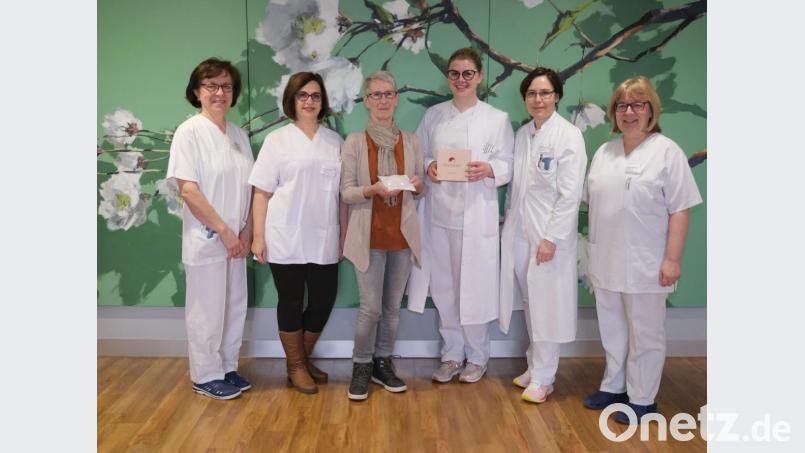 Bei der Übergabe (von links): Irmgard Schneider, Brustschwester am Klinikum St. Marien Amberg; Selma Morasch, Stationsleitung; Brigitta Schöner, Vorsitzende des FFGO, Dr. Christina Elstner-Halder, Oberärztin der Klinik für Frauenheilkunde und Geburtshilfe; Dr. Tanja Hauzenberger, Leitende Oberärztin der Klinik für Frauenheilkunde und Geburtshilfe am Klinikum und Manuela Ehbauer, Brustschwester. Bild: Klinikum/Dietl/exb