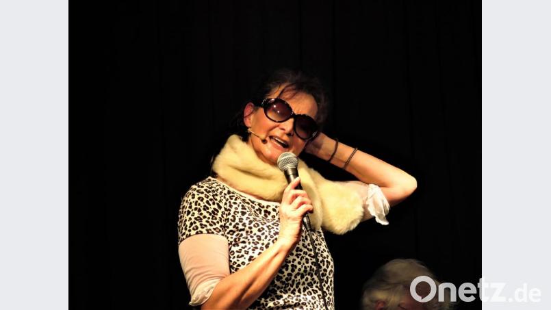 Mit ständig wechselnden Kostümen verstärkte Barbara Weinzierl immer wieder ihre Thesen zum ganz normalen Alltagswahnsinn. Bild: ubb