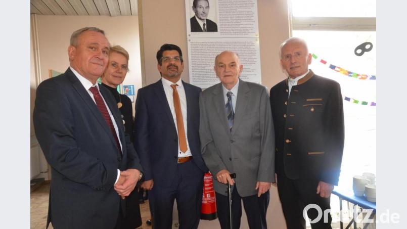 In der Aula der Hans-Sauer-Schule enthüllen (von links) Oberbürgermeister Kurt Seggewiß, Schulamtsdirektorin Christine Söllner, Rektor Matthias Holl, Josef Melch und Hans Hiermaier eine Erinnerungstafel an den früheren Rothenstädter Bürgermeister Hans Sauer. Bild: Kunz