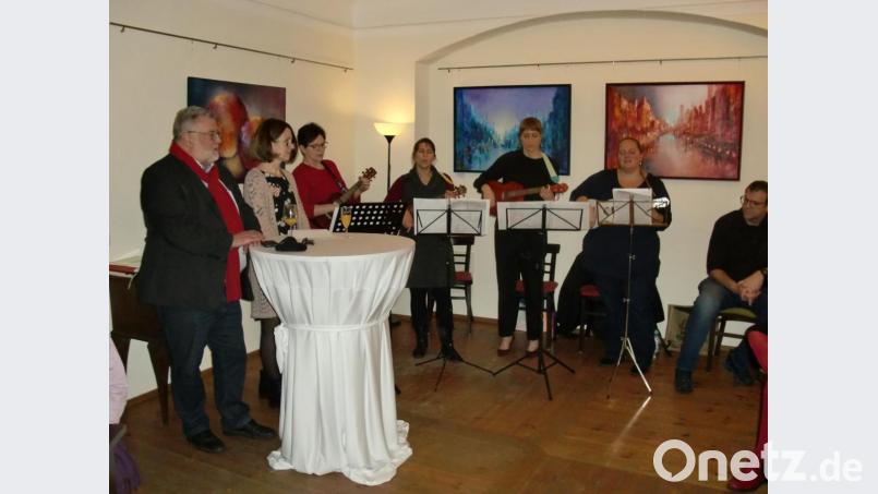 Angelika Pesold (Dritte von links) als Künstlerin neben Bürgermeister Armin Schärtl, Museumsleiterin Christa Haubelt-Schlosser, doch zugleich ist sie Musikerin im Quartett &quot;Die Ukulelas&quot;. Bild: aub