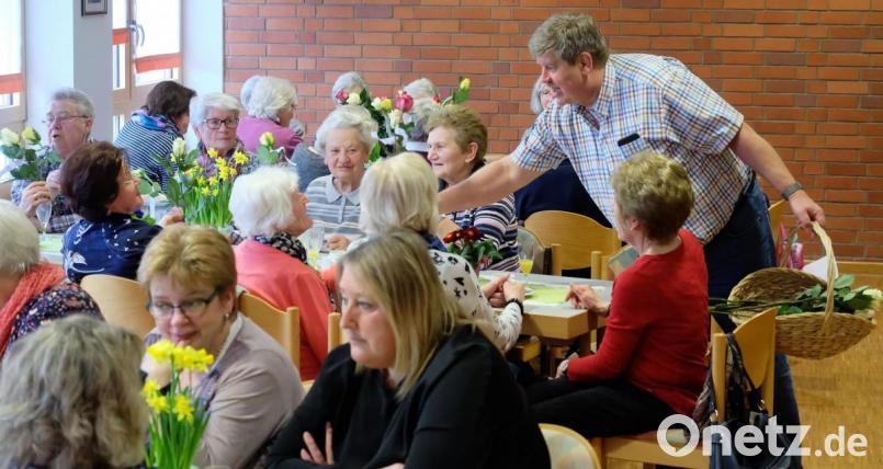 Jede Frau freut sich über Blumen! Dies nutzte Bürgermeister Martin Schregelmann und beschenkte die Frauen am Valentinstag mit einer Rose! Bild: wlr