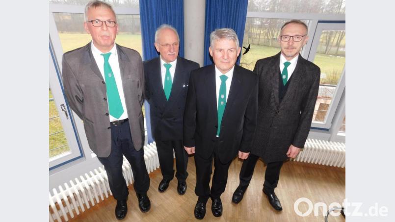 Sie führen seit 15 Jahren den Männergesangverein 1854: Vorsitzender Lothar Graf, Kassier Jürgen Nerlich (Kassier), Schriftführer Erhard Hübner und Stellvertretender Vorsitzender Werner Schlöger (von links). Zudem ist Hübner seit 40 Jahren als aktiver Sänger eine Stütze des Chores. Bild: hai