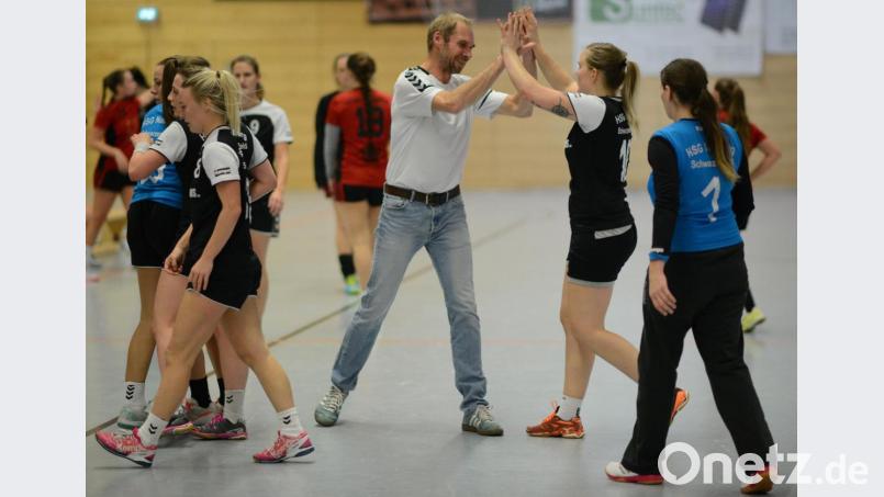 Erst geführt, dann im Rückstand, am Ende unentschieden: BOL-Spitzenreiter HSG Nabburg/Schwarzenfeld und Trainer Karl Söllner konnte mit dem 20:20 beim Verfolger SG Naabtal zufrieden sein. Bild: Hans Mark