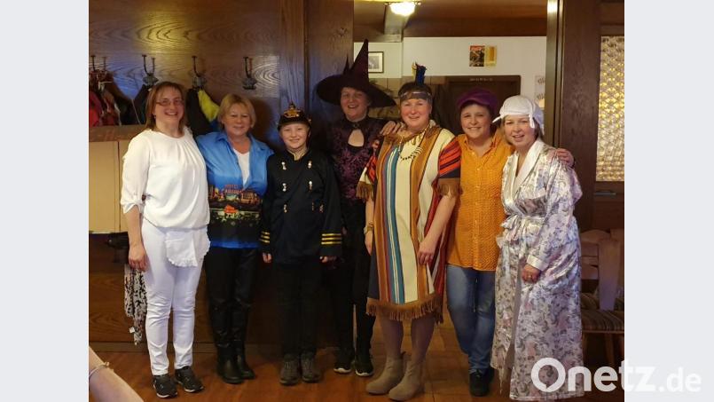 Schauspieler und Interpreten des Nachmittages waren (von links) Birgit Kirsch, Brigitte Gössl, Xaver Götz, Marianne Meidenbauer, Johanna Gebhardt, Erika Pirner und Sabine Guttenberger. Bild: gut