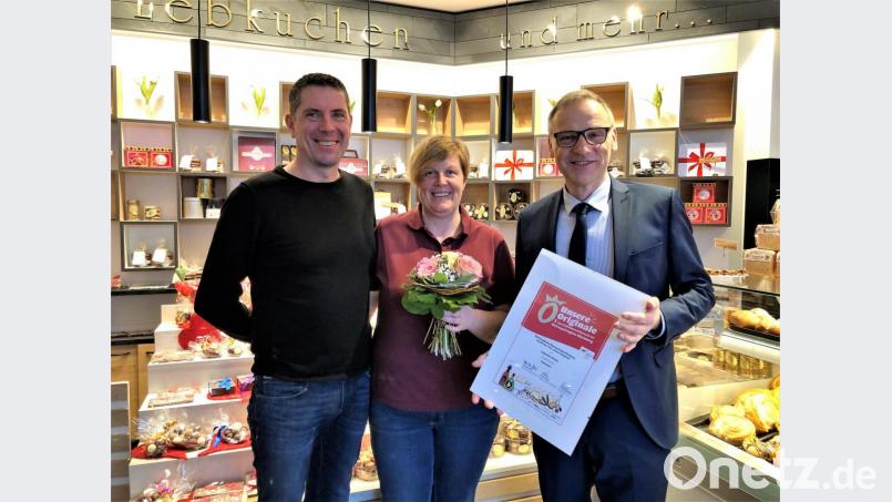 Die Freude war groß bei Wolfgang und Karin Neumann (von links) von der Bäckerei, Konditorei und Lebkuchenmanufaktur Rosner: Bürgermeister Bernd Sommer brachte die Urkunde der Metropolregion Nürnberg und ein Sträußchen Blumen vorbei. Bild: ubb