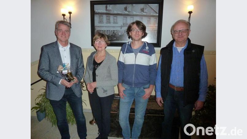 Christian Züllich, Inge Fischer und Christoph Sanner von der Stadtapotheke Bärnau sowie Max Gmeiner von der Nachbarschaftshilfe Bärnau (von links). Inge Fischer und Christoph Sanner von der „Apotheke vor Ort“ stehen bei Fragen rund um das E-Rezept gerne ihren Kunden als Ansprechpartner zur Seite. Bild: bir