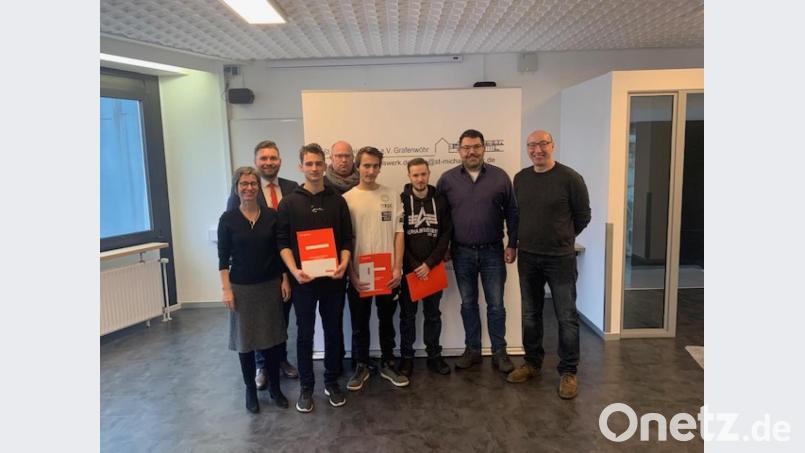 Stellvertretende Schulleiterin Susanne Kocbek, Geschäftsstellenleiter der Sparkasse Grafenwöhr Thomas Wittmann, geschäftsführender Vorstand Thassilo Heimberg, Martin Murr und Peter Schieder (von links) überreichen den drei besten Berufschulabsolventen Kevin Anton, Sebastian Derkatsch und Matthias Bachmaier ihre Zeugnisse. Bild: exb
