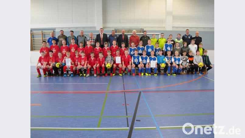 Die vier erstplatzierten Jungen-Mannschaften nach der Hallen-Fußball-Landkreismeisterschaft der 5. und 6. Klassen von links: 1. HCA-Gymansium Sulzbach-Rosenberg, 2. Realschule Auerbach, 3. Mittelschule Vilseck und 4. Krötensee-Mittelschule mit (hinten, von links) Alexander Rittner, Studienrat Christoph Zapf, Sportlehrer Pavel Hes (Realschule Auerbach), Helmut Lippert, Michael Gradl (Ehrenvorsitzender des 1. FC Schlicht), 1. Bürgermeister Hans-Martin Schertl, Klaus-Dieter Seibold, Stefan Nicol, Hans Grimm, Gerhard Schertl (Betreuer Vilseck), Studienrat Christian Biersack (Krötensee) und Karl Heinz Grollmisch. Bild: khg
