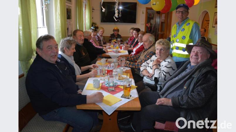VdK-Ortsvorsitzender Lorenz Haberkorn (stehend) freute sich über viele Besucher im Schützenheim. Zum Fasching waren auch die Ortsverbände aus Pechbrunn und Neualbenreuth eingeladen. Bild: jr