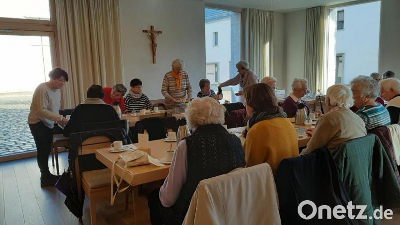 In gemütlicher Runde wird nach der Andacht das 66-jährige Bestehen der Seniorengemeinschaft gefeiert. Bild: exb