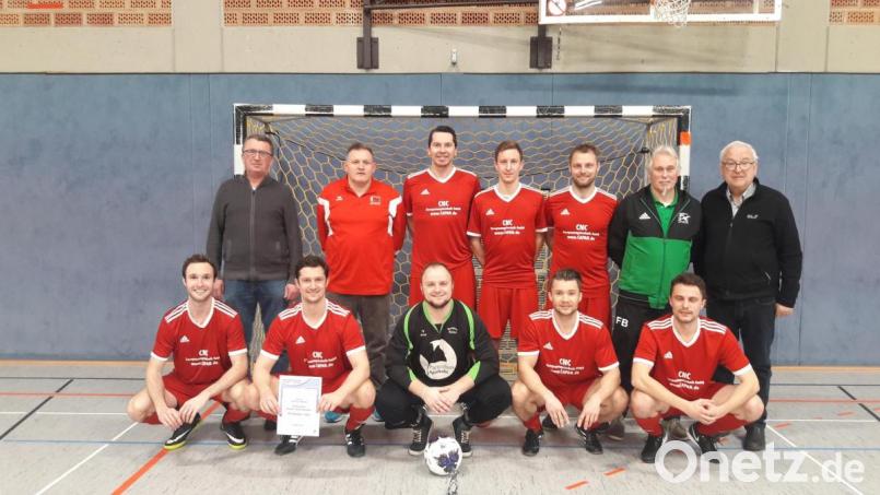 Die Senioren A des FC Weiden-Ost sind Hallenfußball-Kreismeister 2020. Bezirksseniorenspielleiter Johann Dammer (rechts) und Herrenspielleiter Berthold Kraus (links) gratulierten. Bild: exb