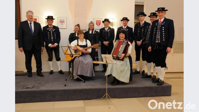 Der Heimat- und Trachtenverein Erz- und Eisenwalzerboum mit Wilhelm Ertel (Zweiter von links) an der Spitze feiert sein 70. Gründungsjubiläum. Landrat Richard Reisinger (links) übernimmt die Schirmherrschaft. Bild: Christine Hollederer