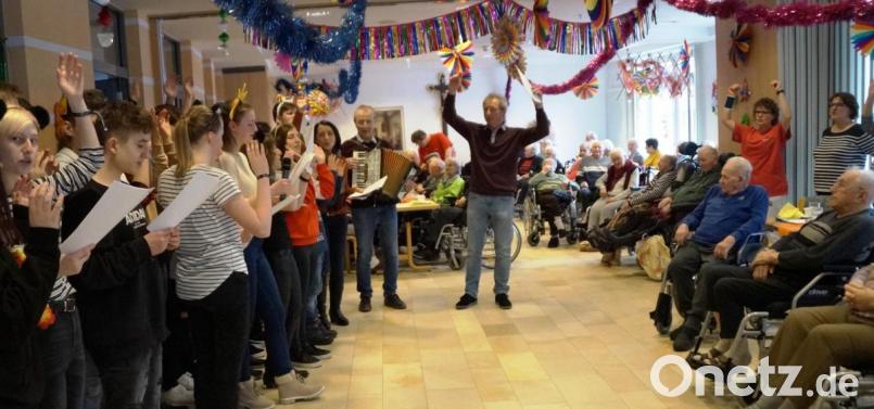 Mit Sketchen und Mitmachliedern erfreuten die Schüler der Doktor-Eisenbarth-Mittelschule die Bewohner des Senioren- und Pflegeheims Oberviechtach. Bild: weu