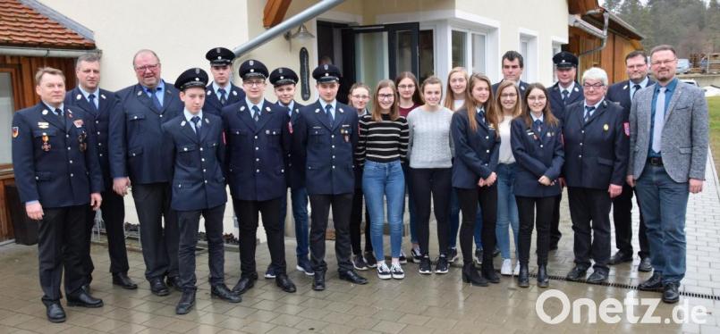 Bei der Jahreshauptversammlung der Freiwilligen Feuerwehr Allersburg Berghausen &quot;regnete&quot; es im wahrsten Sinne eine ganze Reihe von Auszeichnungen. Dazu gratulierten Bürgermeister Florian Junkes und Kreisbrandmeister Helmut Braun (von rechts) sowie Kreisbrandmeister Alexander Graf (links) und Feuerwehrvorsitzender Manfred Braun (Dritter von links). Bild: bö