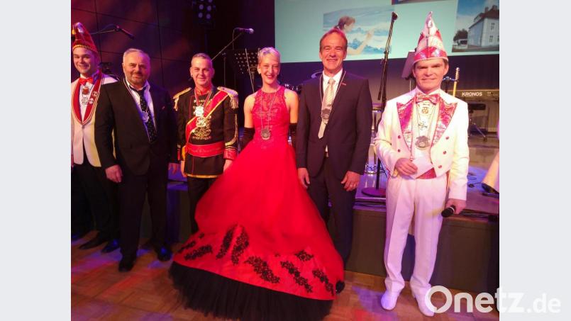 Rudi Gößl (links) freute sich an der Seite von Frank I. und Maria I. mit Bernd Kopf (Zweiter von rechts) und Präsident Christian Kellner (rechts) über den Faschingsorden. Bild: mma