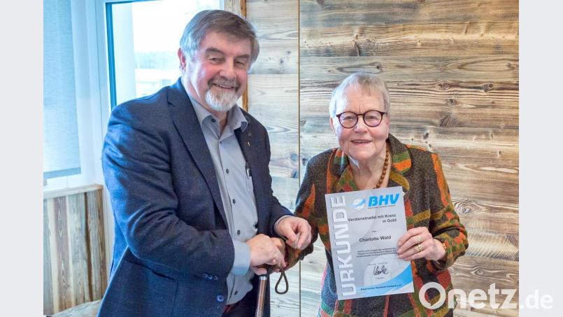 Werner Guzik zeichnete Charlotte Wald für 50 Jahre ehrenamtliche Tätigkeit aus und verabschiedete die 88-Jährige in den „Handball-Ruhestand“. Bild: gud