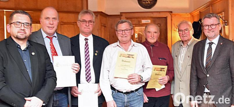 Ehrungen bei den Imkern: (von links) Kreisvorsitzender Andreas Royer, Alexander Hirschmann-Titz, Helmut Heuberger, Richard Sperber, Josef Paulus, Ehrenvorsitzender Michael Hüttner und Bürgermeister Michael Göth. Bild: oy