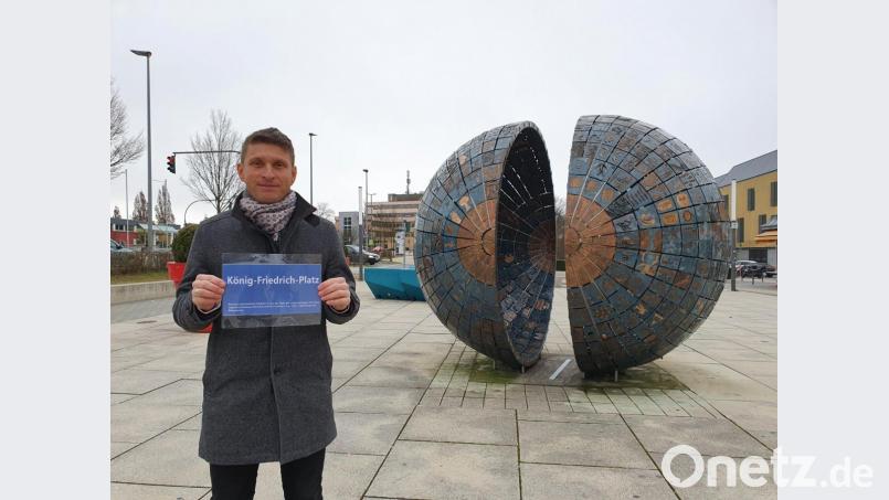 SPD-Stadtrat Florian Fuchs auf dem Deckel der Bahnhofstiefgarage, der seiner Ansicht nach König-Friedrich-Platz heißen sollte. Bild: exb