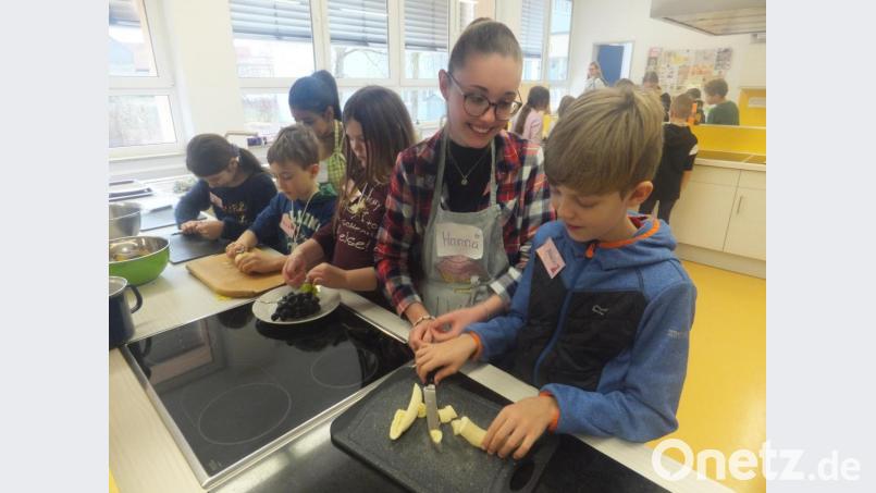 Auch für die Buben hatte die Schulküche Interessantes zu bieten. Bild: ibj