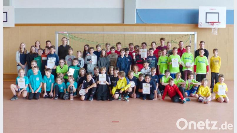 Von den teilnehmenden Mannschaften (Bild) der Qualifikationsrunde in Erbendorf machten die Ministranten aus Tirschenreuth das Rennen. Mit auf dem Bild Pfarrer Martin Besold (hintere Reihe, Vierter von links). Bild: njn
