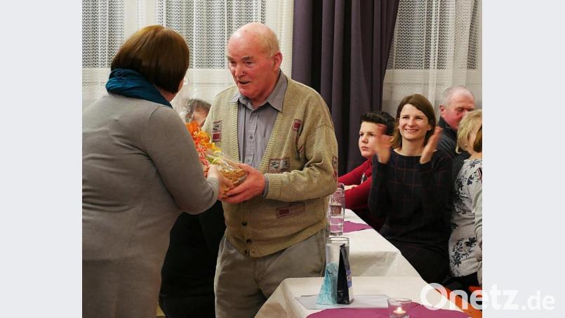 Pfarrerin Katharina Bach-Fischer bedankte sich bei Josef Scharnagl, der bei Renovierungsarbeiten mitgeholfen hat. Bild: Horst Bauer/exb