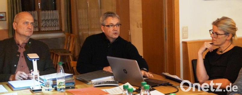 Ausführlich erläuterte Ingenieur Bernhard Preischl (Mitte) im Gemeinderat die Maßnahmen der Kanalerneuerung in Thanstein. Bürgermeister Walter Schauer (links) und VG-Sachbearbeiterin Christina Blommer hörten zu. Bild: weu