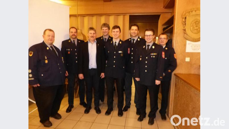 Ehrungen vergibt die Feuerwehr Weigendorf für langjährige Mitgliedschaft. Von links Vorsitzender Jürgen Haas, Jens Sollner, Bürgermeister Reiner Pickel, Peter Kraus, Vinzenz Bräutigam, Claus Gerstacker, Fabian Pickel und Kreisbrandmeister Christian Meyer. Bild: fm