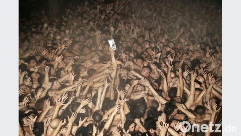 Teilnehmer des Saidai-ji Eyo-Festes im west-japanischen Okayama versuchen, zwei heilige Holzstöcke zu ergattern. Wer einen bekommt, ist der „Glückspilz“. Foto: kyodo/dpa Bild: -