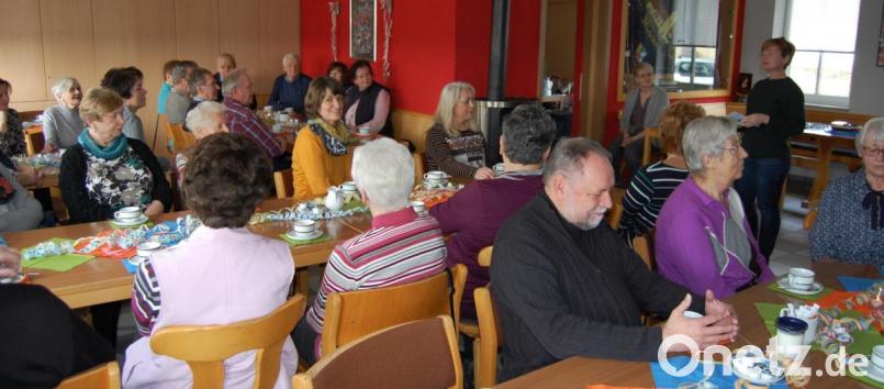 Zahlreiche Senioren aus der Pfarrei Michldorf/Irchenrieth begrüßt Frauenbund-Vorsitzende Gabi Müller (rechts, stehend) zum Kaffeekränzchen. begrüßen. Bild: grm