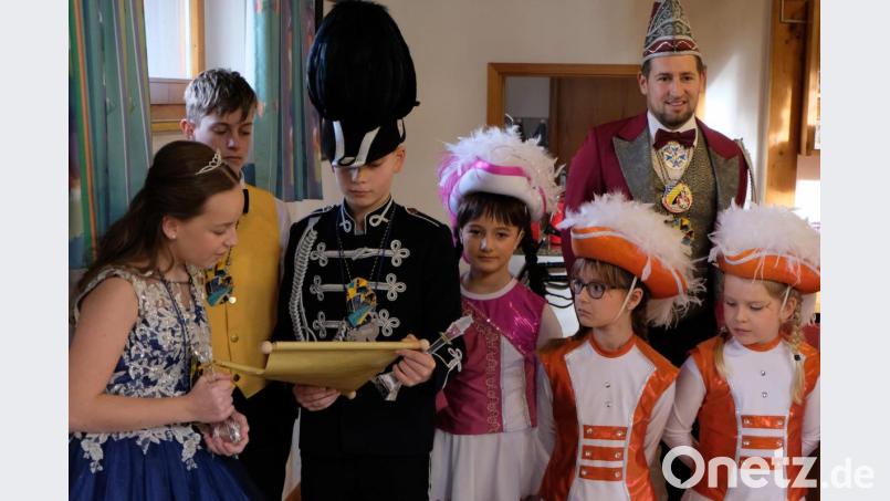 Das Neustädter Kinderprinzenpaar, die Gardemädchen und Präsident Daniel Sommer begeistern die lustige Narrenschar beim Klub 70. Bild: le