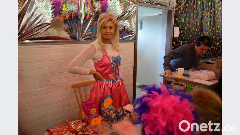 Tanja Watzka zaubert den Kindern hinter der Candy-Bar ein Lächeln ins Gesicht. Bild: Paula Gäbelein