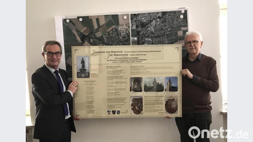 Rainer Christoph (rechts) vom Verein Via Carolina – Goldene Straße war zur Übergabe der Nepomuk-Tafel ins Kemnather Rathaus gekommen. Bürgermeister Werner Nickl hat dafür bereits einen Standort ins Auge gefasst. So könnte sie neben einer der örtlichen Nepomukfiguren aufgestellt werden. Bild: cr