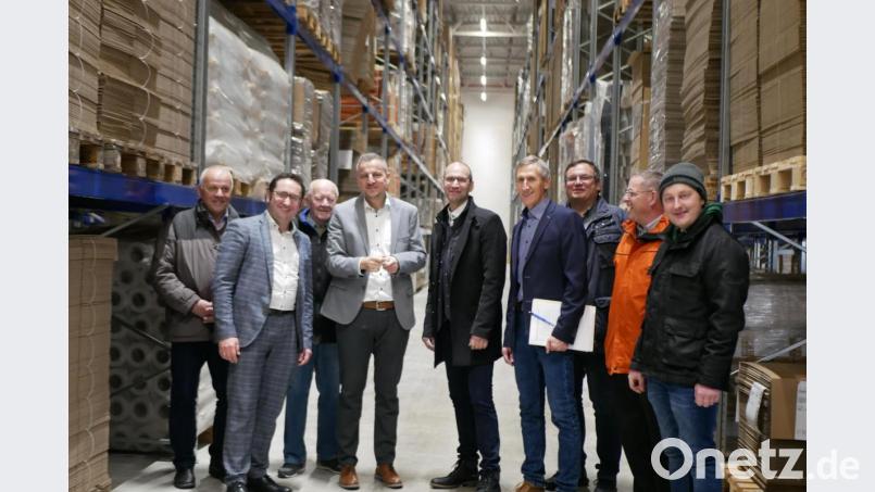 Erwartet wurde die FW-Delegation um Vorsitzenden Thomas Streber (Dritter von rechts), Landtagsabgeordneten Tobias Gotthardt (Zweiter von links) und Landratskandidat Ely Eibisch (Fünfter von rechts) vom Prokuristen der Ziegler-Group, Michael Wachsmann (Vierter von links). Bild: exb