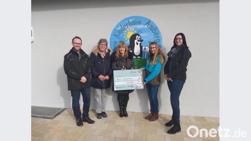 Die Vorsitzende des Fördervereins Ninos Freunde, Denise Frech (Zweite von rechts), und ihre Stellvertreterin Jennifer Jobst (rechts) freuten sich über die Spende von 3080 Euro, die ihnen die Infineon-Mitarbeiter Christopher Weiß, Barbara Frey und Anneliese Vogel (von links) überreichten. Bild: ads