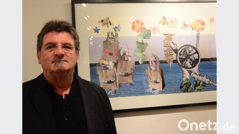 Stephan Pfeiffer vor seiner Collage &quot;Er denkt Etwas&quot;, eine Arbeit anlässlich einer Ausschreibung des Landkreises Haßberge, der zu dieser Zeit von einer längeren Trockenheit geplagt war. Bild: Kunz