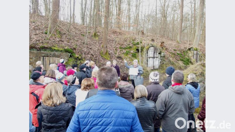 In der Felsenkellergasse am Annaberg erläutert Gästeführerin Elisabeth Schreml die unterirdischen Lagerstätten. Bild: exb