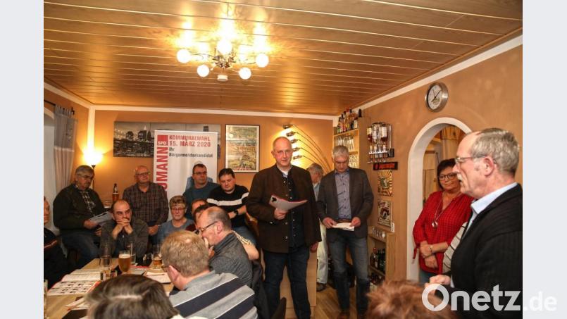 BGM-Kandidat Jochen Neumann inmitten der vollbesetzten Gaststätte, rechts Stadtrat Toni Hauer. Bild: exb