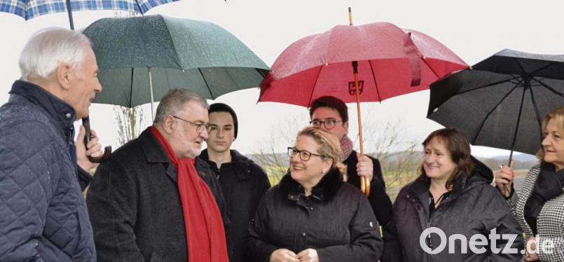 Bemo-Vorsitzender Bürgermeister Armin Schärtl (Zweiter von links) zeigt Ministerin Svenja Schulze (Mitte) und Marianne Schieder (Zweite von rechts) den Solarpark. Bild: doa