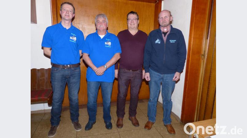 Vorsitzender Jürgen Beer (links) und zweiter Vorsitzender Werner Zeiler (rechts) ehren Franz Weinhardt und Richard Böckl (von links). Bild: hme